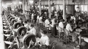 Foto de trabalhadores em fábrica no período da Revolução Industrial e as Teorias da Administração e abordagens.