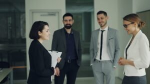 A comunicação empresarial com os trabalhadores no ambiente interno.